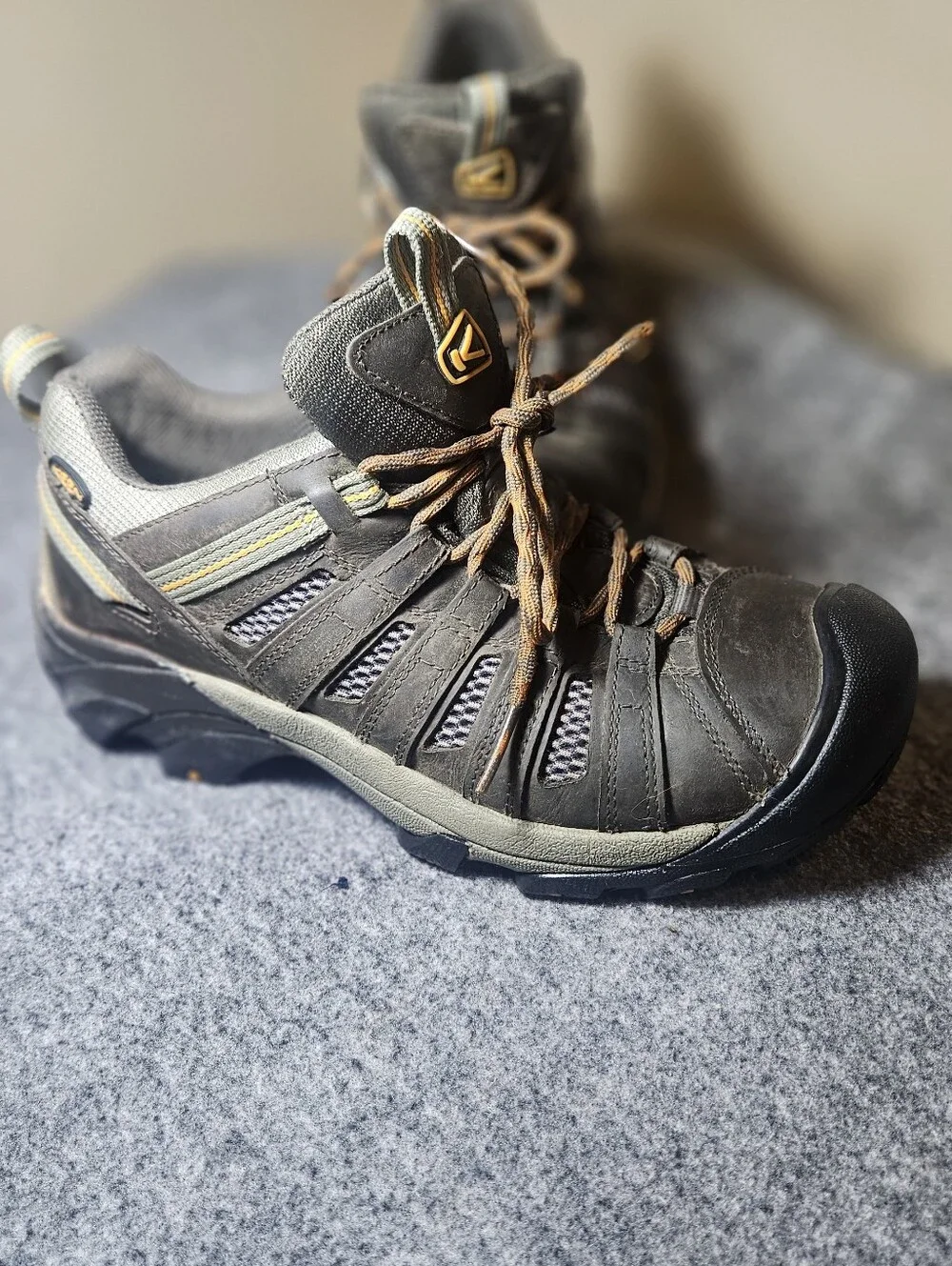KEEN Men's Voyageur Waterproof Hiking Boots. Size 9